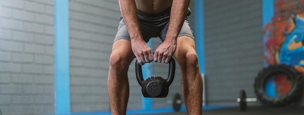 Homme latin prêt pour l'entraînement crossfit