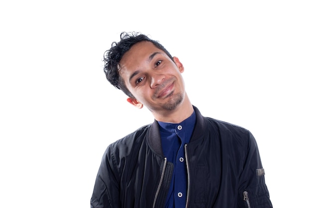 Homme latin souriant tournant son visage et regardant la caméra isolé sur fond blanc