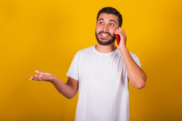 Homme latino-américain brésilien parlant sur une conversation téléphonique cellulaire souriant communication appel internet