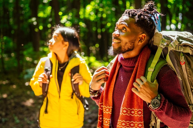 Homme latino-américain et femme hispanique dans une forêt se reposant