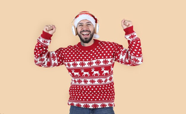 homme latino hispanique, à noël avec bonnet de noel, avec visage surpris, fond jaune