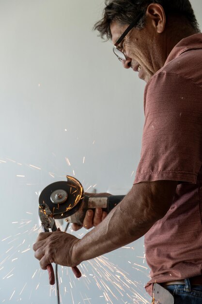 Homme latino à la recherche d'outils dans sa boîte à outils hispanique avec tournevis à la main