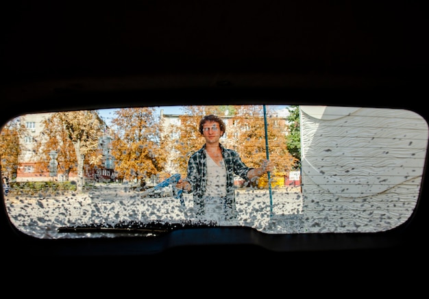 Homme, lavage, voiture, vue postérieure