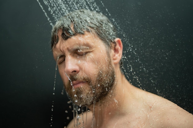 Homme lavant les cheveux dans la baignoire Homme se baignant Tête de douche dans la baigtoire Visage en mousse dans la douche homme se baignant