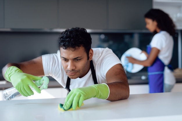 Un Homme Lave Le Comptoir Avec Un Détergent