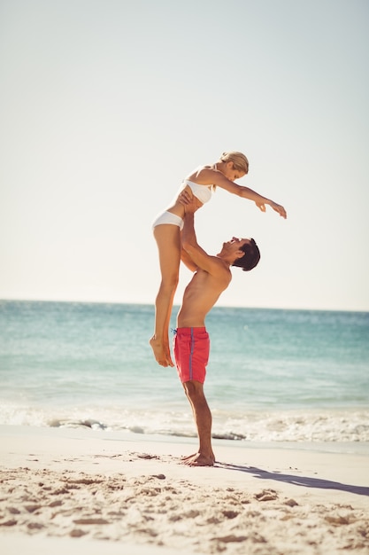 Homme, levage, femme, plage