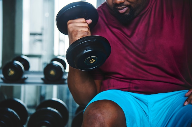 Homme levant des poids au gymnase