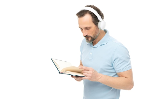 Homme lisant l'apprentissage en ligne dans les écouteurs publicité photo d'un homme lisant l'apprentissage en ligne
