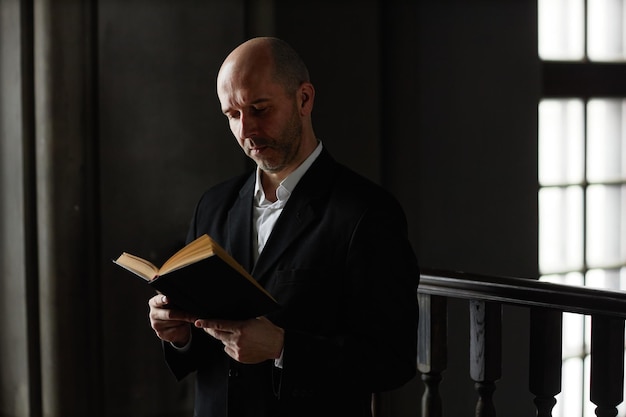 Homme lisant la bible à l'église