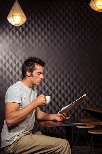 Homme lisant le journal hipster