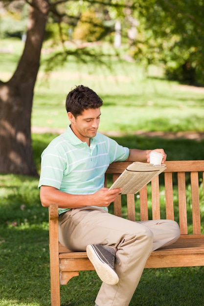 Homme lisant le journal