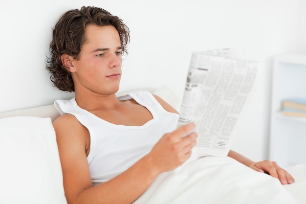 Homme lisant un journal