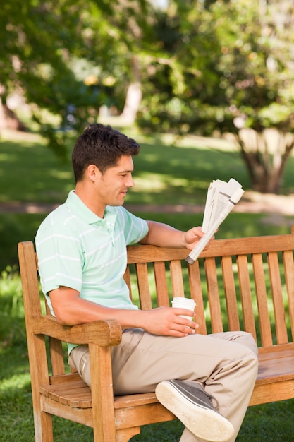 Homme lisant le journal