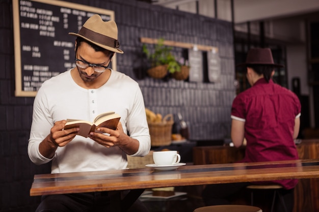 Homme lisant un livre