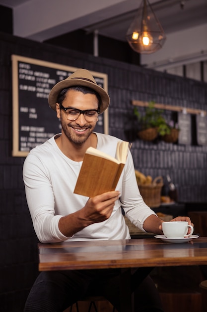 Homme lisant un livre