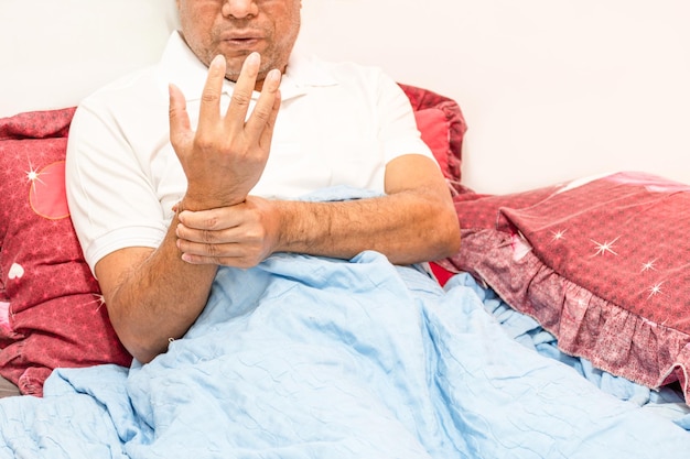 Photo un homme sur un lit est atteint du syndrome de guillainbarré distal dgbs qui se présente généralement avec une atteinte principalement motrice et ne se distingue pas de celle trouvée dans le syndrome de guillainbarre gbs vaccin.