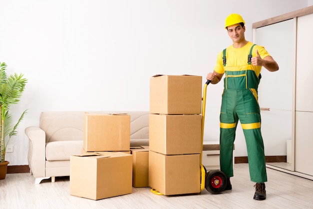 Homme livrant des boîtes pendant le déménagement