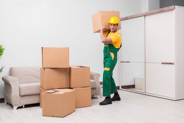 Homme livrant des boîtes pendant le déménagement