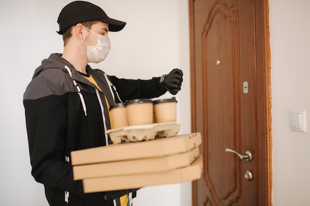Homme livrant pizza et café au client avec masque et gants Thème Coronavirus
