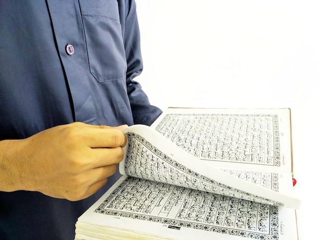 homme avec le livre sacré du Coran des musulmans