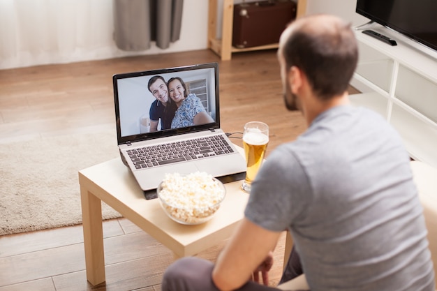 Homme lors d'un appel vidéo avec ses amis pendant la quarantaine.