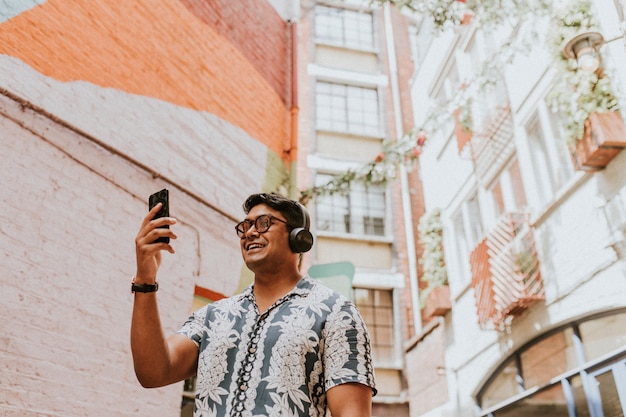 Homme lors d'un appel vidéo