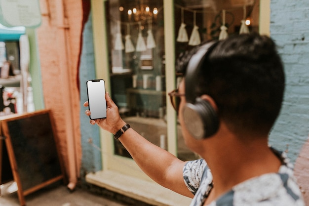 Homme lors d'un appel vidéo