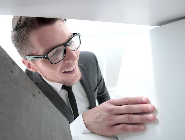 Homme à lunettes au bureau à la recherche de documents