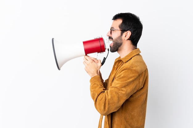 Homme avec des lunettes et une chemise jaune parlant fort