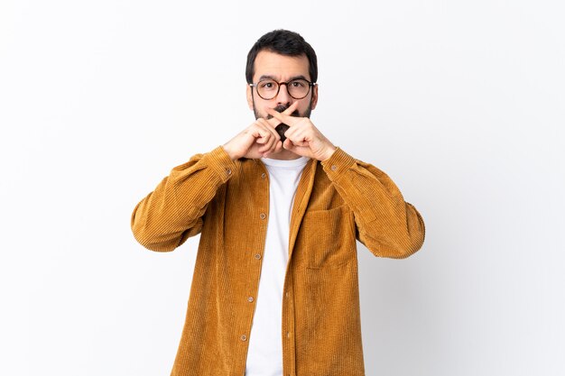 Homme à lunettes et chemise jaune