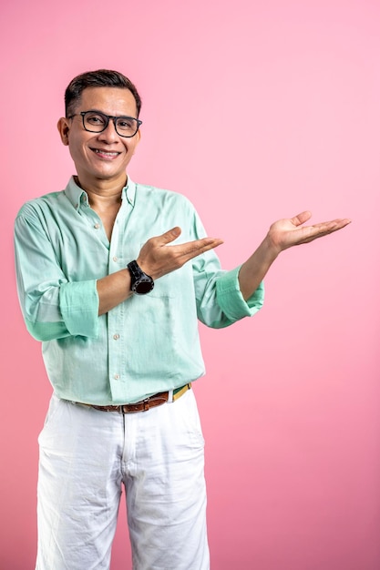 Homme avec des lunettes et une chemise avec la paume ouverte montrant quelque chose