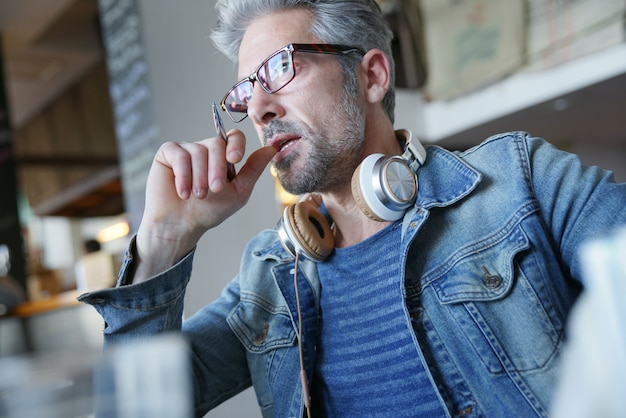 Homme avec des lunettes dans un bar