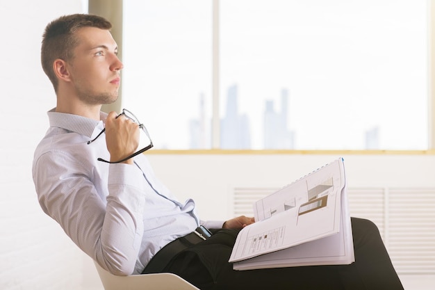 Homme avec des lunettes et un document