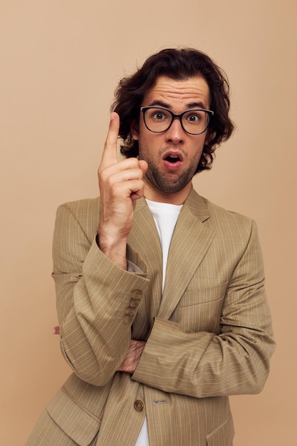 Homme avec des lunettes émotions geste mains posant fond isolé