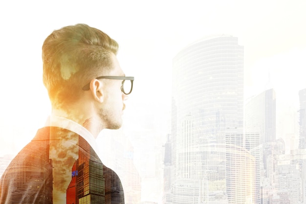 Homme à lunettes et grand paysage urbain