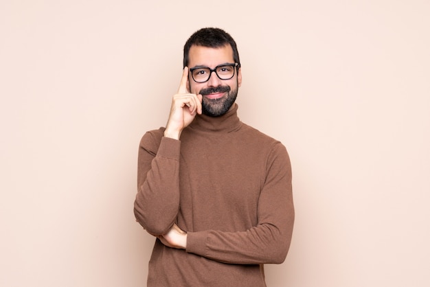 Homme avec des lunettes et heureux