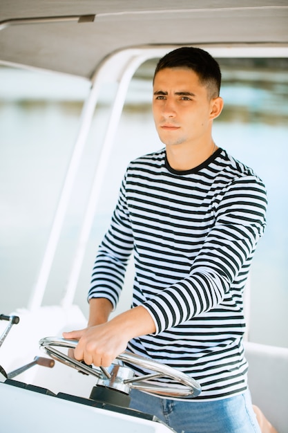 Homme avec des lunettes naviguant sur un bateau