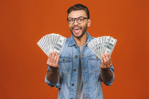 Homme à lunettes qui pose en studio