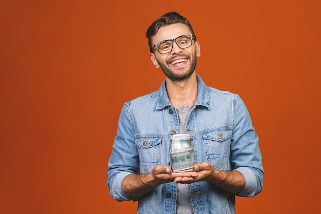 Homme à lunettes qui pose en studio