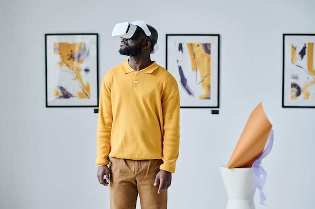 Homme à lunettes de réalité virtuelle à la galerie