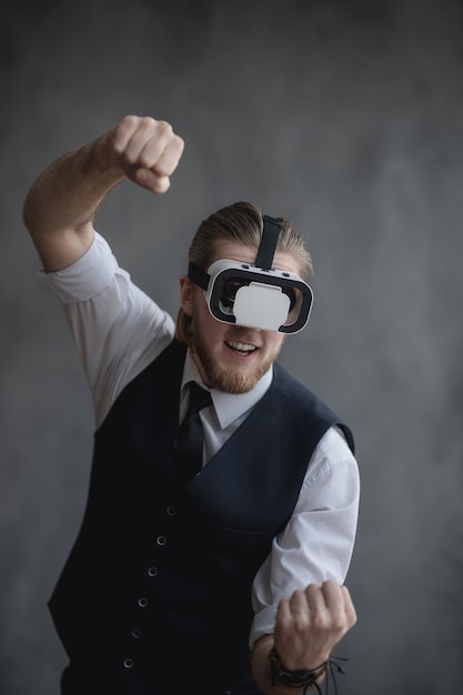 un homme avec des lunettes de réalité virtuelle joue