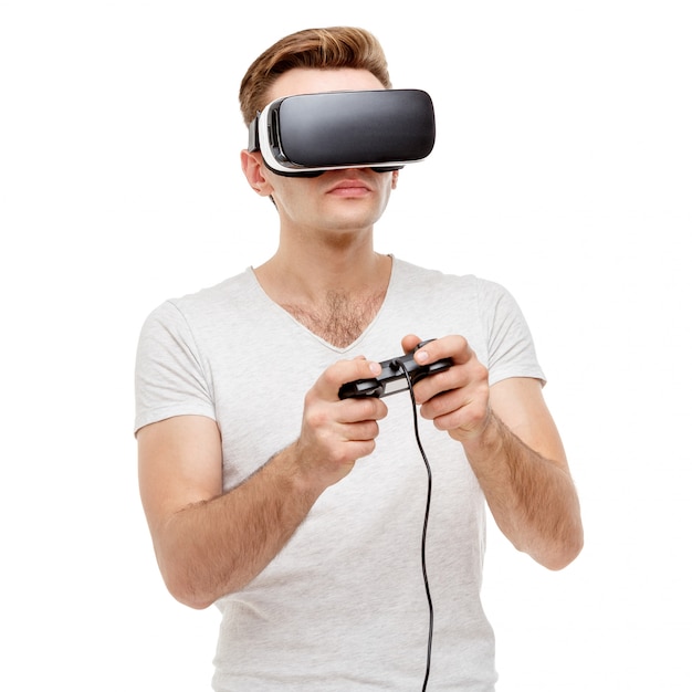 Homme avec des lunettes de réalité virtuelle