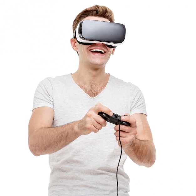 Homme avec des lunettes de réalité virtuelle