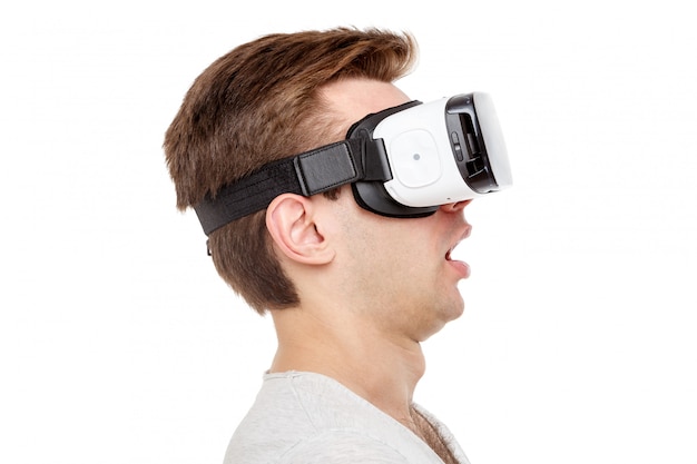 Homme avec des lunettes de réalité virtuelle