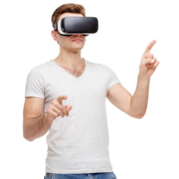 Homme avec des lunettes de réalité virtuelle