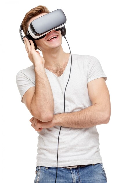 Homme avec des lunettes de réalité virtuelle