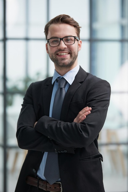 Un homme à lunettes se sent en confiance au bureau