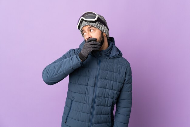 Homme avec des lunettes de snowboard