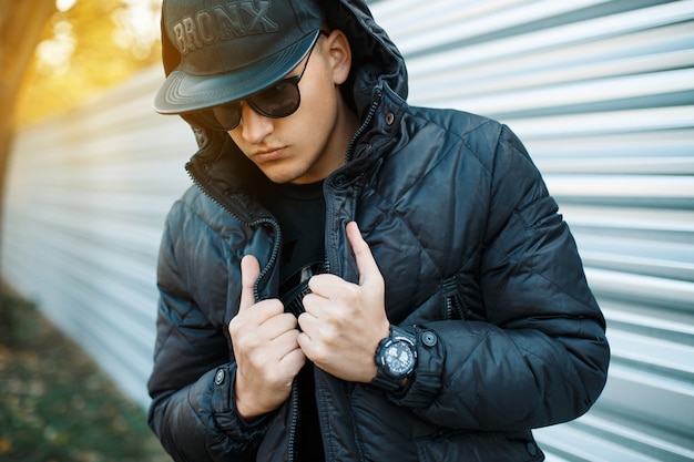 Homme avec des lunettes de soleil à l'extérieur