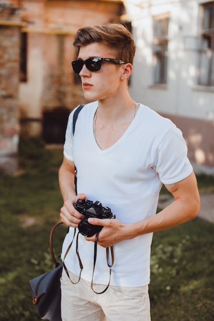 L&#39;homme avec des lunettes de soleil avec un réflexe